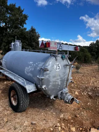 Cisterna 2500L con bomba.