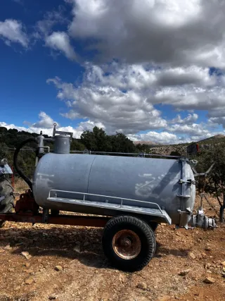 Cisterna 2500L con bomba.