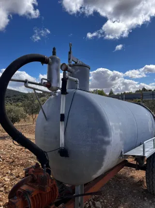 Cisterna 2500L con bomba.