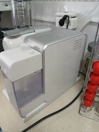 Cafetera Nespresso plateada