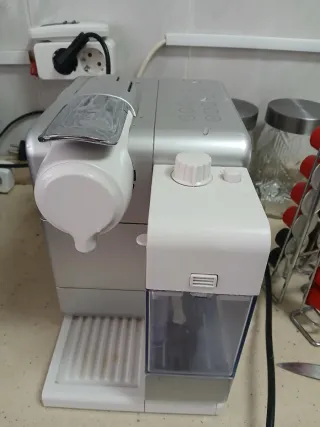 Cafetera Nespresso plateada