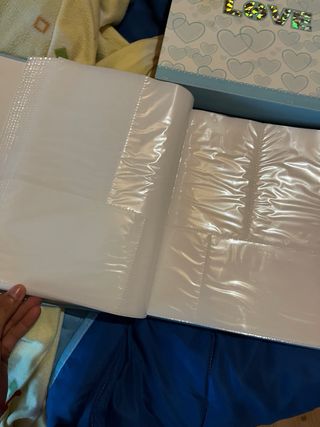 Álbum de fotos con diseño de corazones