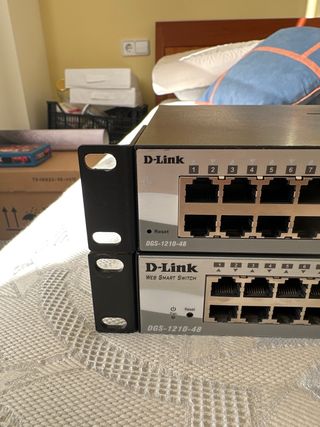 Dos switches de red D-Link con 48 puertos