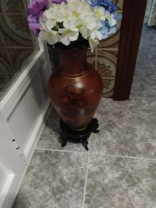 Jarrón decorativo de cerámica y madera
