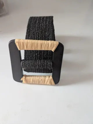 Cinturón de rafia negro y hebilla cuadrada