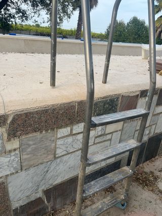 Escalera para piscina de metal