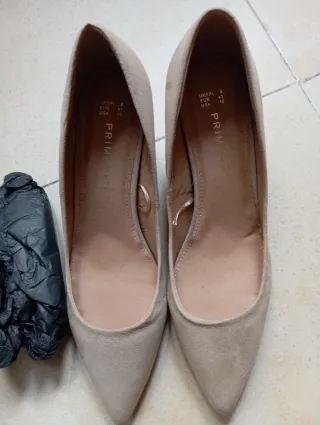 Zapatos de salón beige Primark talla 41