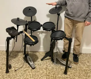 Bateria Electrònica Alesis Nitro Mesh + Baquetes