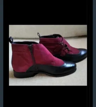 Botines de ante, burdeos y negros con hebillas