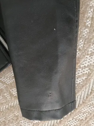 Cazadora polipiel negra Lefties