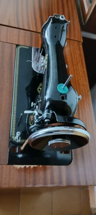 Máquina de coser ALFA antigua con mueble