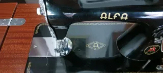 Máquina de coser ALFA antigua con mueble