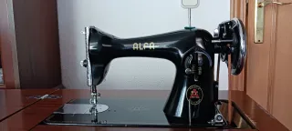 Máquina de coser ALFA antigua con mueble