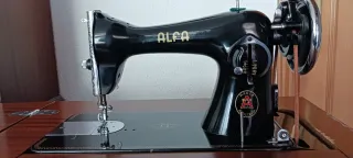 Máquina de coser ALFA antigua con mueble