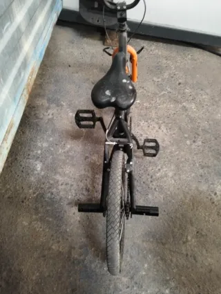 Bicicleta BMX Naranja Y patinete de rueeas de bici