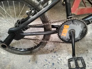 Bicicleta BMX Naranja Y patinete de rueeas de bici