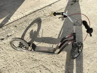 Bicicleta BMX Naranja Y patinete de rueeas de bici