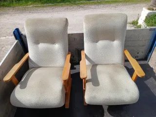 Sofá mecedora beige y madera