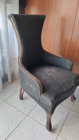 Butaca antigua de piel negra
