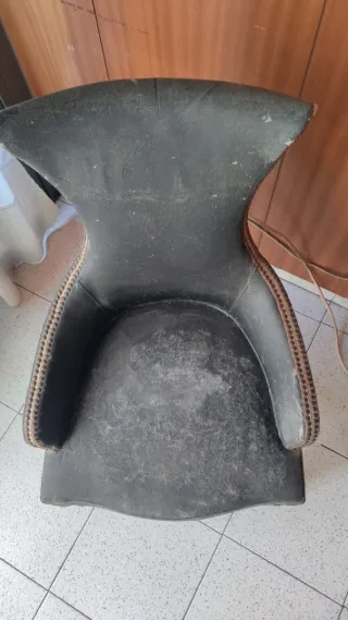 Butaca antigua de piel negra