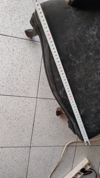 Butaca antigua de piel negra