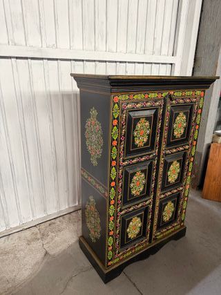 Armario de madera maciza