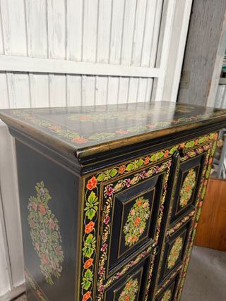 Armario de madera maciza