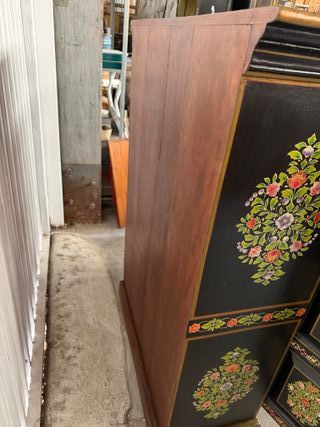 Armario de madera maciza