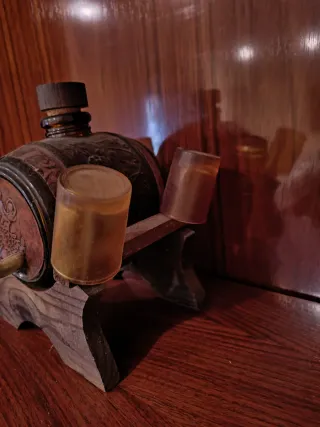 Barril decorativo con vasos