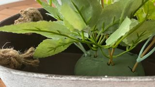 Cesto metallico invecchiato con fiori