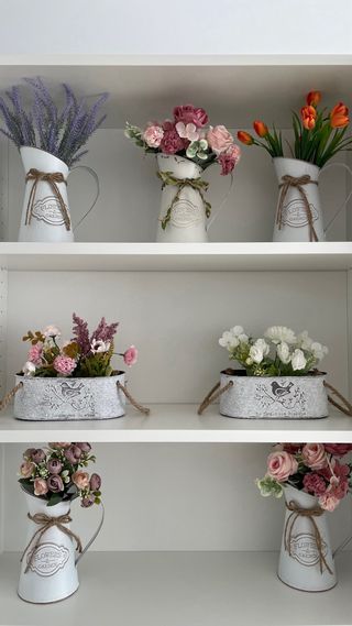 Cesto metallico invecchiato con fiori