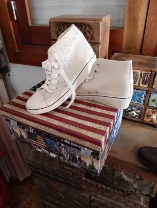 Zapatillas altas beige con pedrería