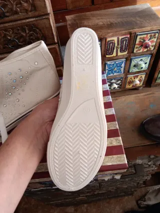 Zapatillas altas beige con pedrería