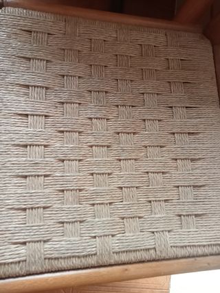 Silla de madera con asiento de yute