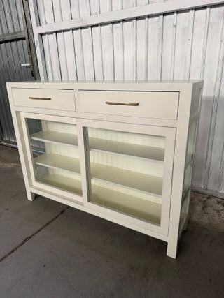 Cómoda con puertas correderas de cristal