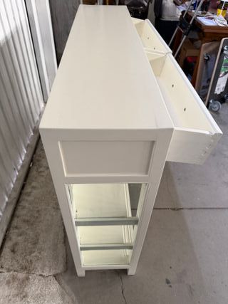 Cómoda con puertas correderas de cristal