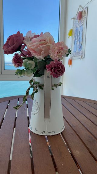 Caraffa vintage in metallo con fiori rosa e beige