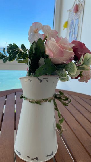 Caraffa vintage in metallo con fiori rosa e beige