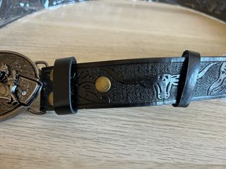 Cinturón estilo cowboy con hebilla de caballo