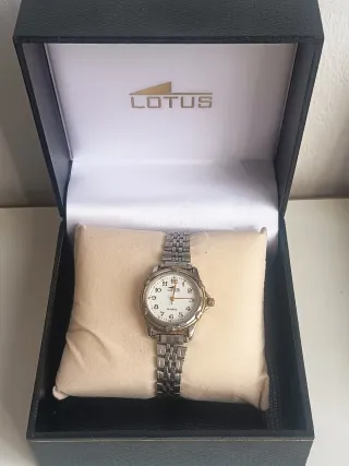 Reloj Lotus Dorado y Plateado