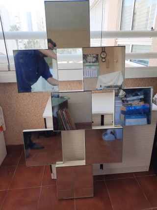 Espejo en panel cuadrículas irregulares