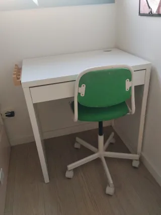 Escritorio y silla infantil blanco y verde