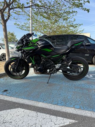 Kawasaki Z650 Naked Negra y Verde