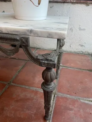 Banco de hierro y piedra