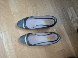 Tacones bajos estilo bailarina negros y dorados