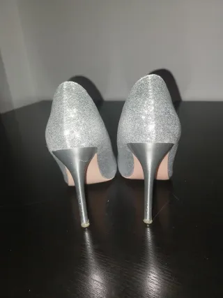 Zapatos de tacón plateados brillantes