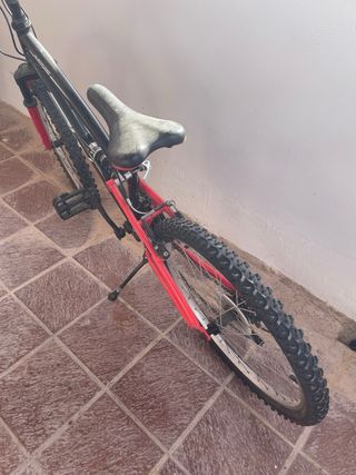 Bicicleta infantil negra y roja