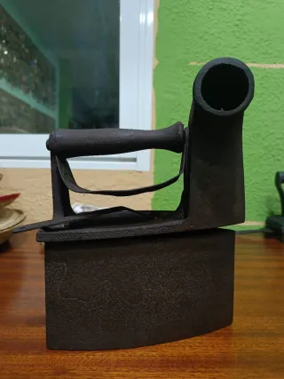 Plancha antigua de carbón hierro fundido