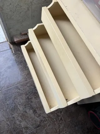 Armario ropero de madera con detalle
