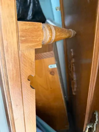 Armario ropero de madera con detalle